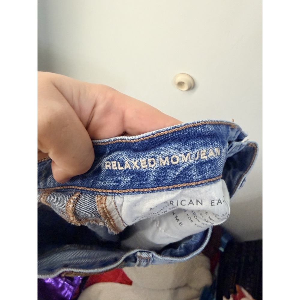 American Eagle Relaxed Mom Jeans Womens 2 Regular Light Wash Distressed Ripped - Picture 5 of 6